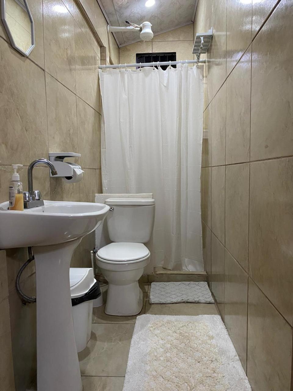 Alexander B&B Αλαχουέλα Εξωτερικό φωτογραφία